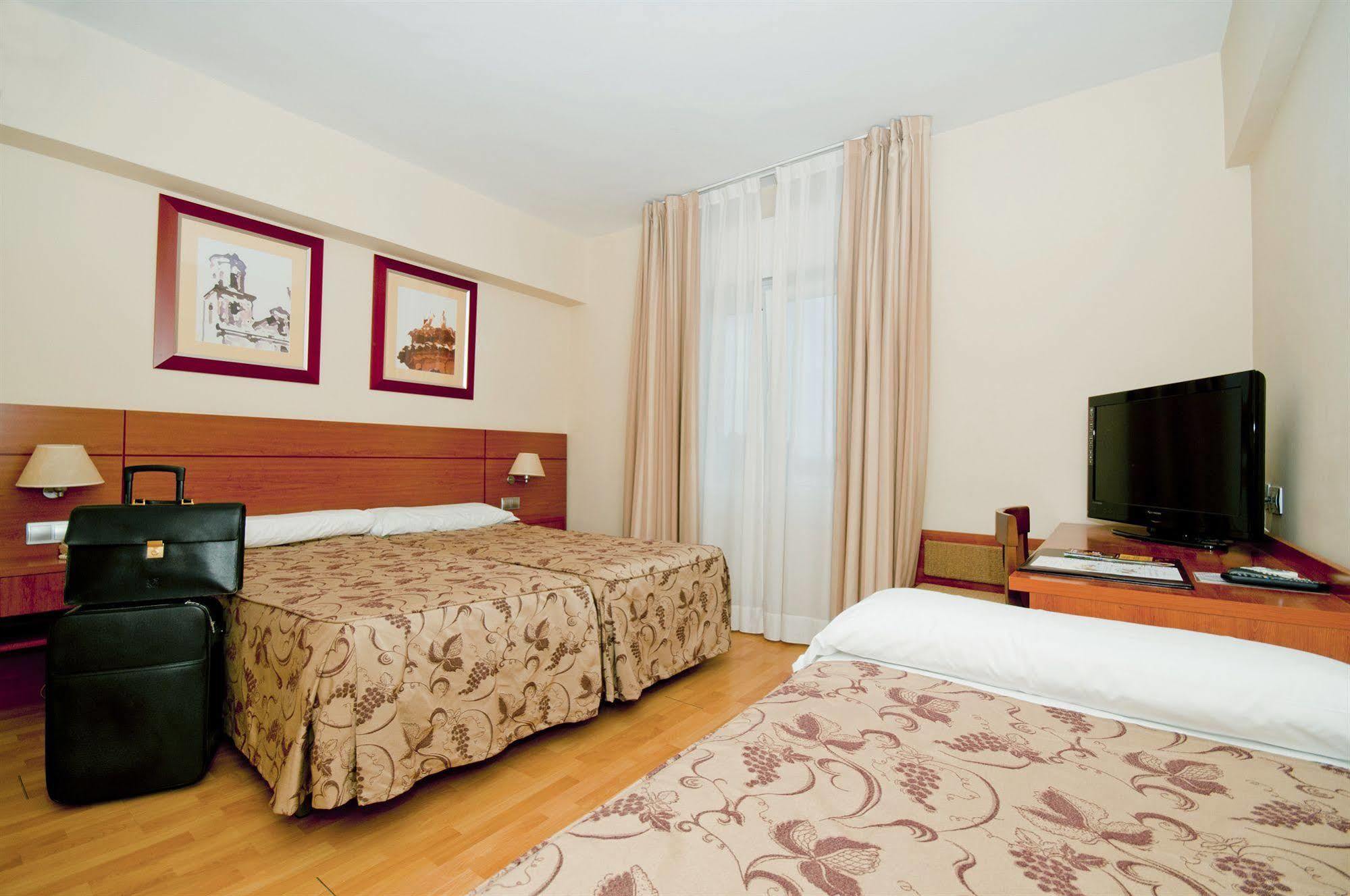 Hotel Palacios Alfaro Pokoj fotografie